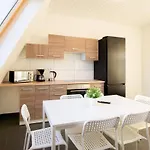 Apartment Tolstov - With 2 , 3 And 6 - 15 Min To Messe Dus And Old Town Dus