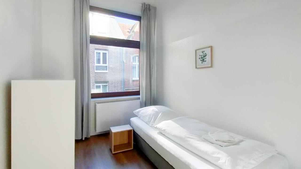 Apartment Tolstov - With 2 , 3 And 6 - 15 Min To Messe Dus And Old Town Dus Düsseldorf