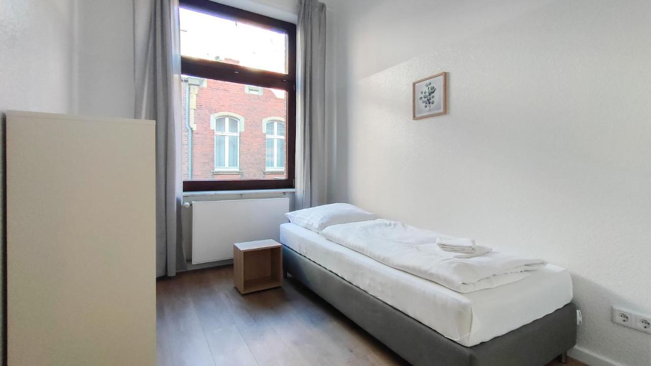 Tolstov - With 2 , 3 And 6 - 15 Min To Messe Dus And Old Town Dus * Düsseldorf