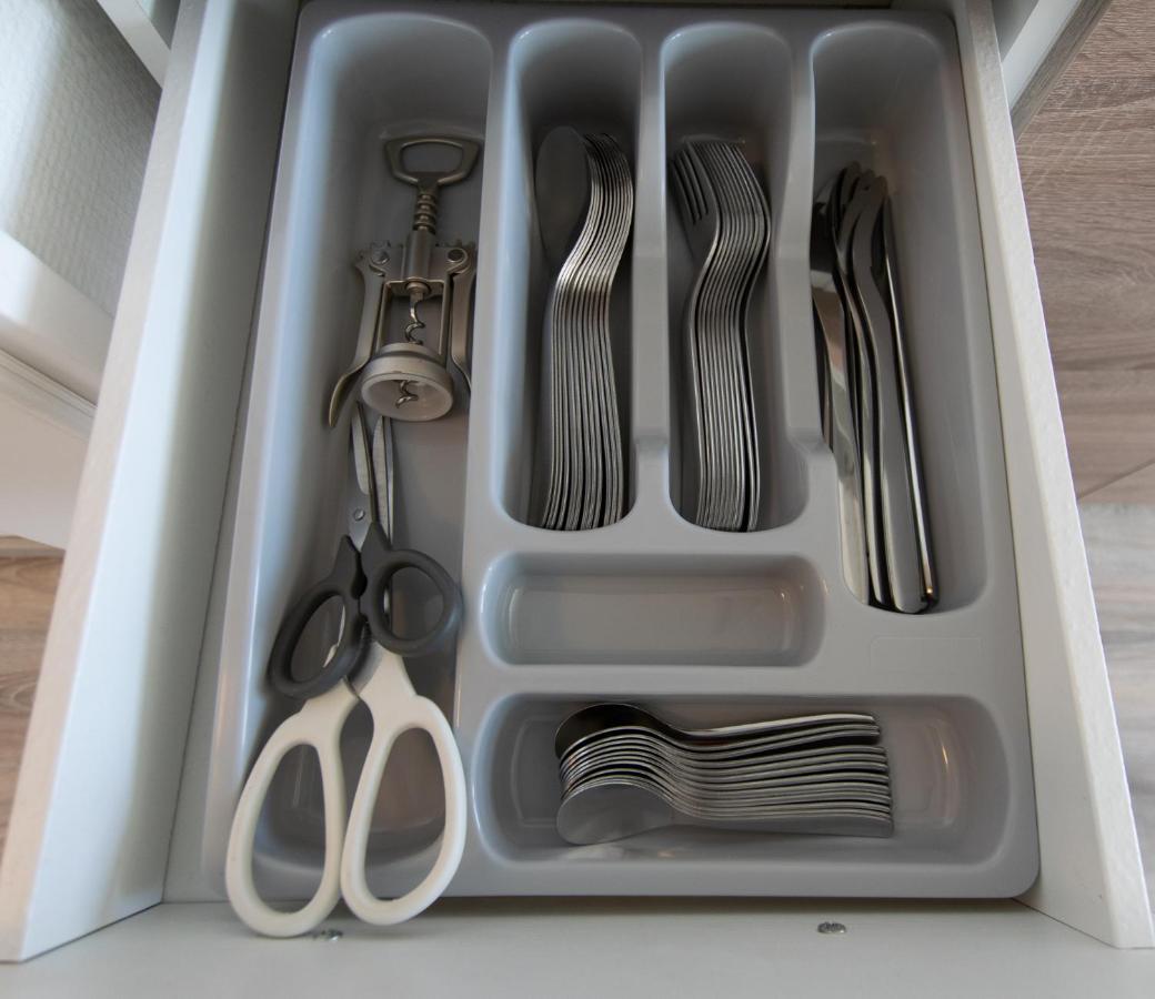 Apartment Tolstov - With 2 , 3 And 6 - 15 Min To Messe Dus And Old Town Dus