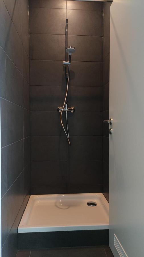 Apartment Tolstov - With 2 , 3 And 6 - 15 Min To Messe Dus And Old Town Dus