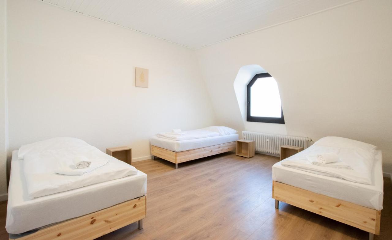Tolstov - With 2 , 3 And 6 - 15 Min To Messe Dus And Old Town Dus Apartment Düsseldorf