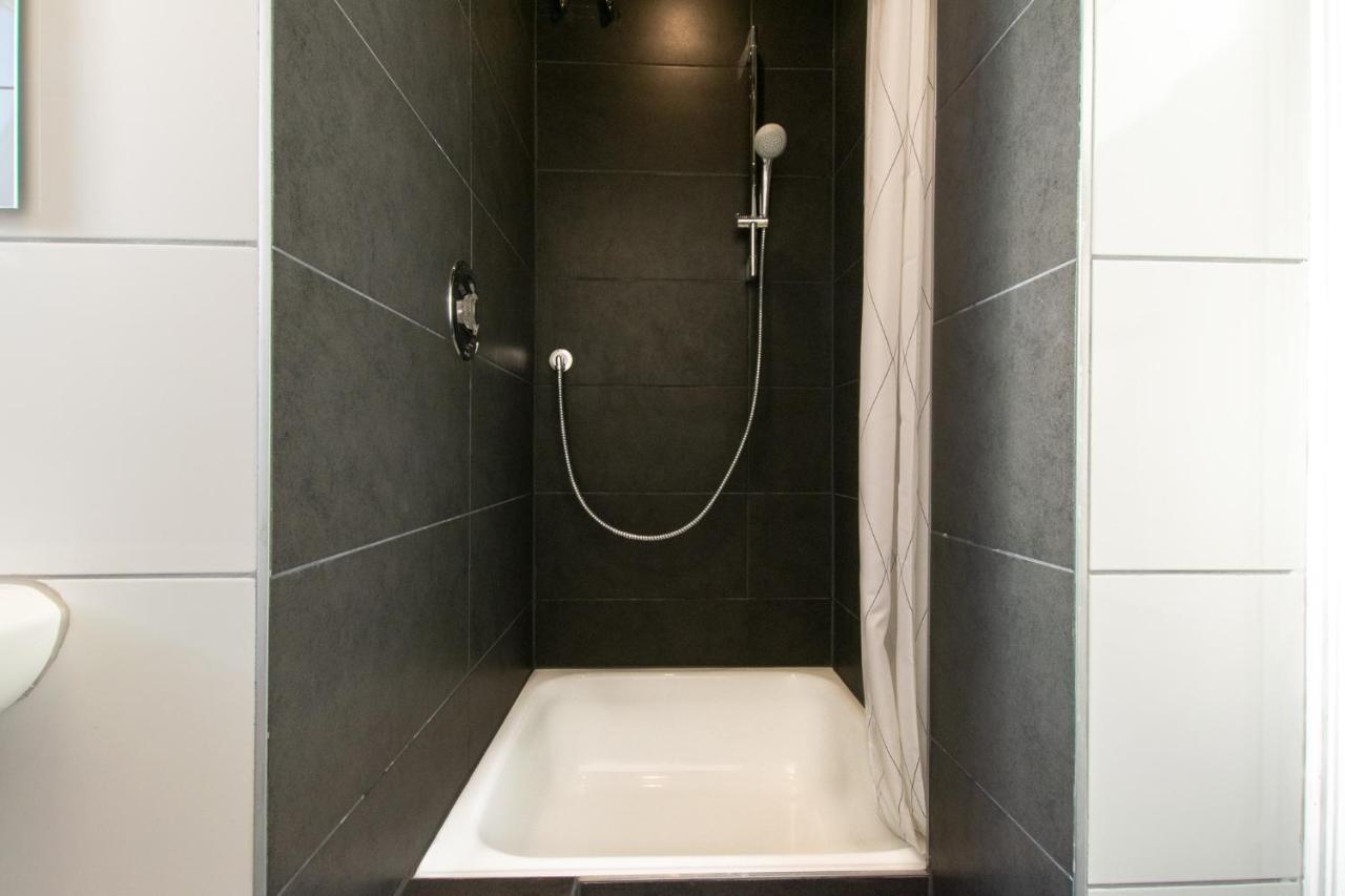 Tolstov - With 2 , 3 And 6 - 15 Min To Messe Dus And Old Town Dus *