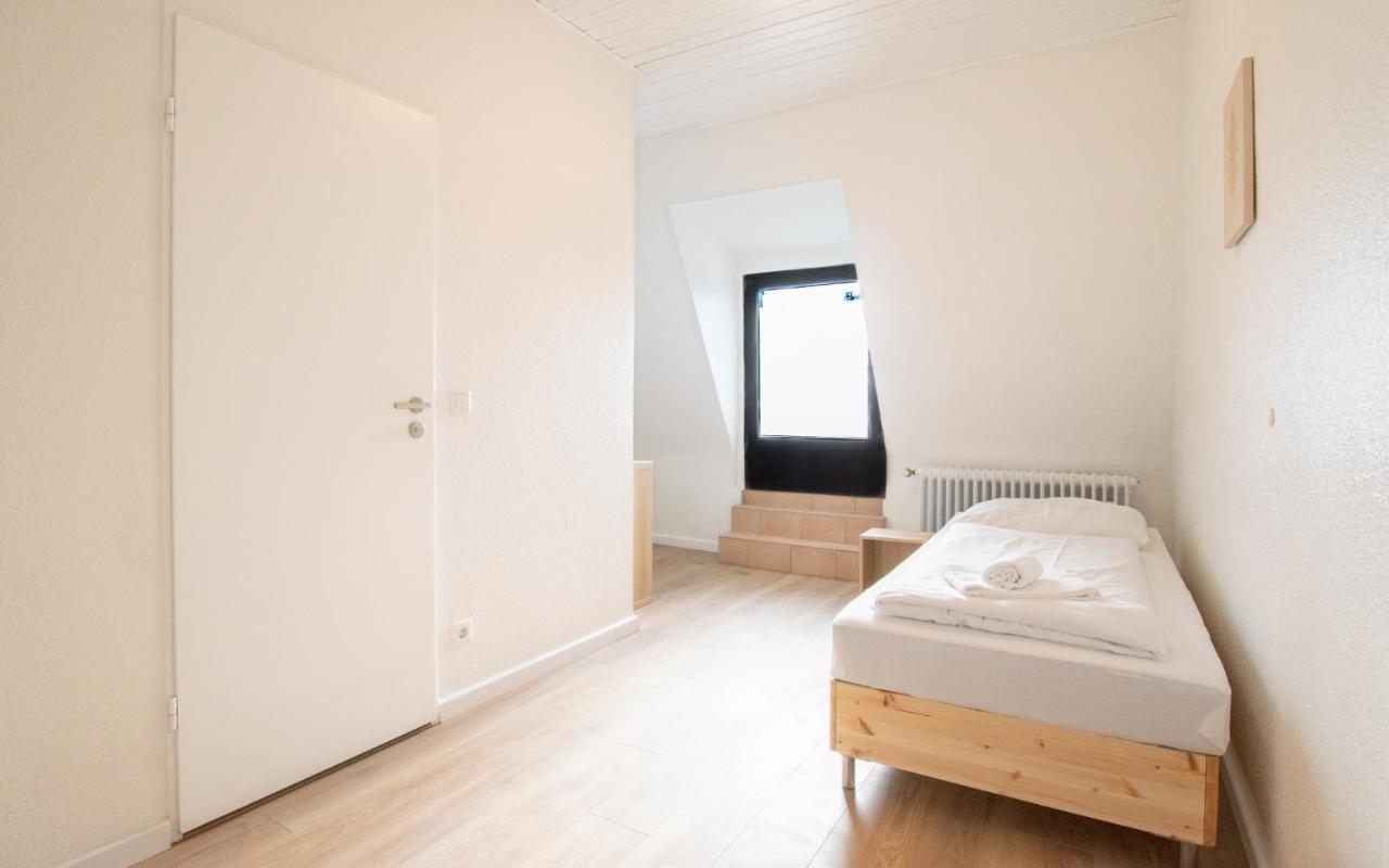 Tolstov - With 2 , 3 And 6 - 15 Min To Messe Dus And Old Town Dus Apartment Düsseldorf