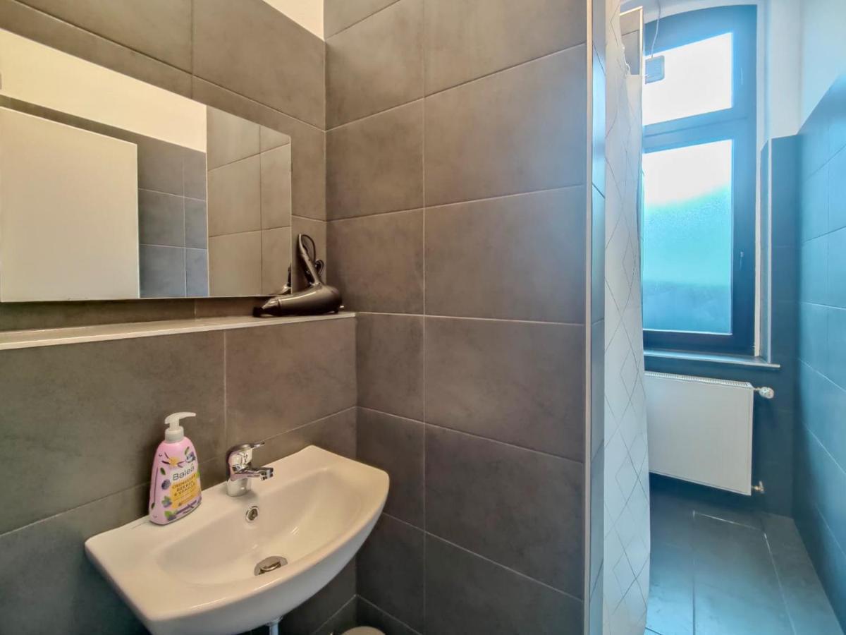 Tolstov - With 2 , 3 And 6 - 15 Min To Messe Dus And Old Town Dus Apartment Düsseldorf