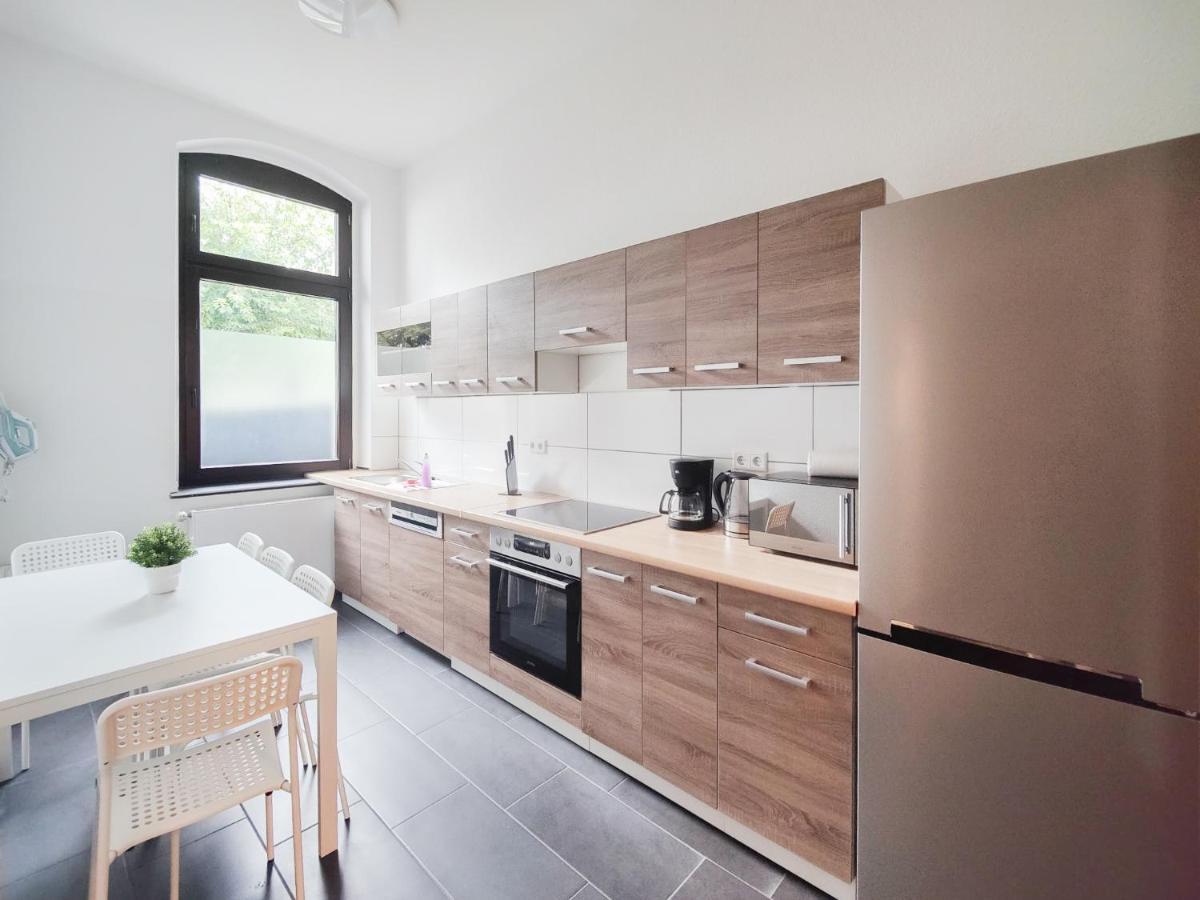 Tolstov - With 2 , 3 And 6 - 15 Min To Messe Dus And Old Town Dus * Düsseldorf