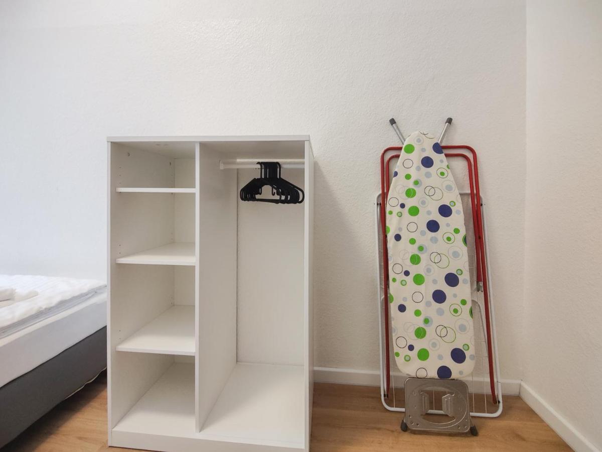 Tolstov - With 2 , 3 And 6 - 15 Min To Messe Dus And Old Town Dus * Düsseldorf